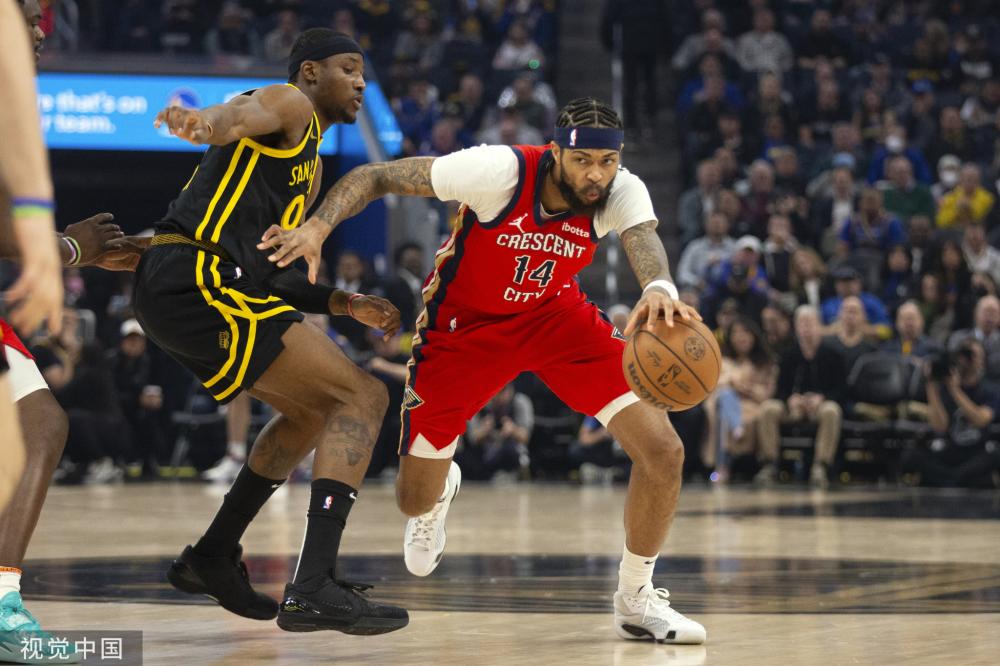 两名后卫在 两名后卫在