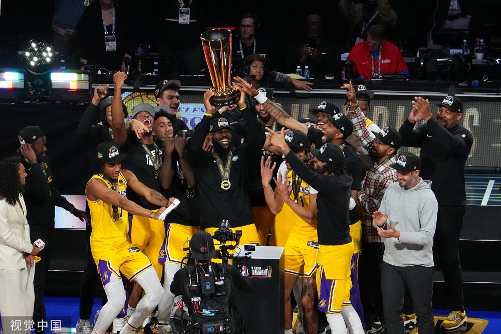 而詹里则拥 而詹里则拥